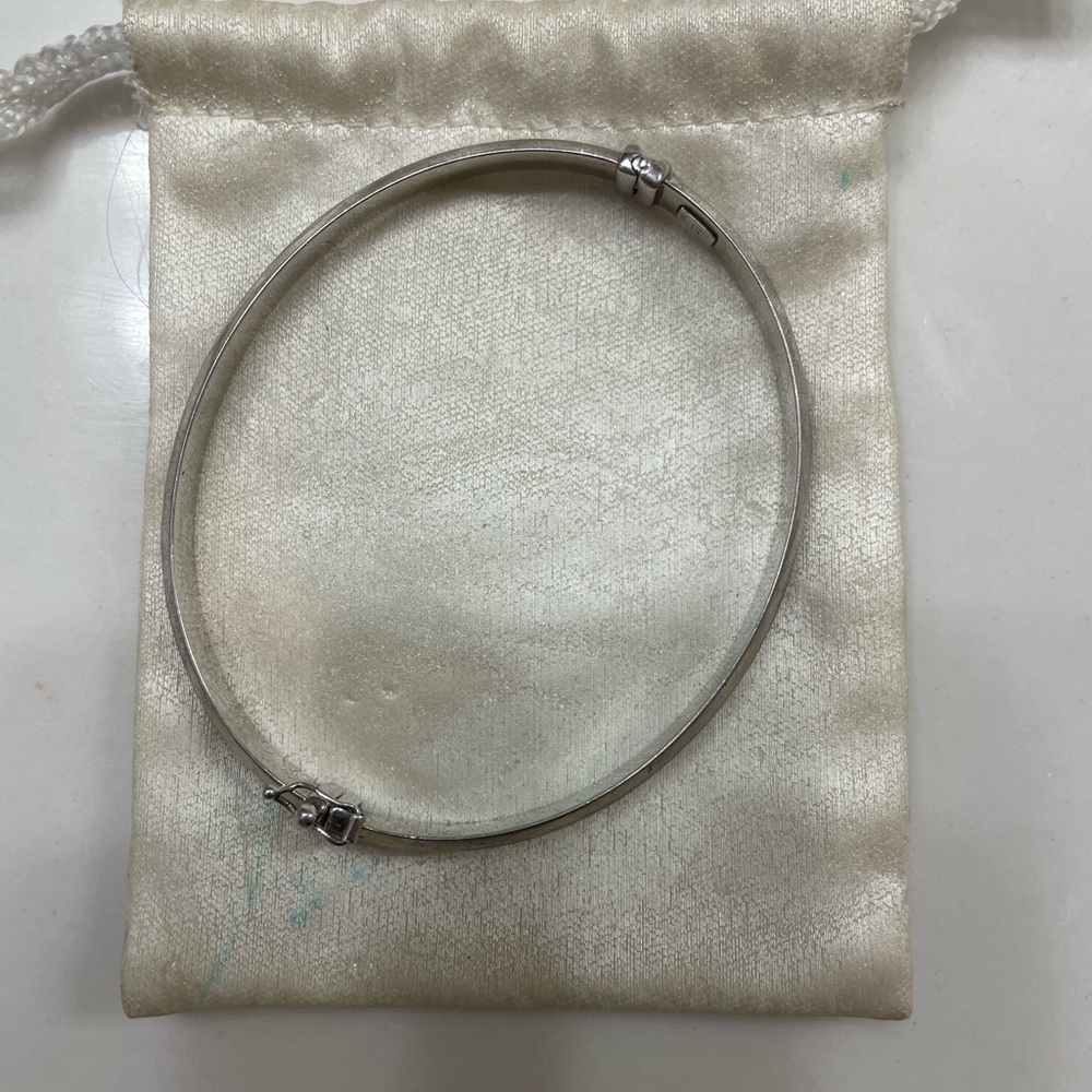 White gold (sterling silver) sparkle oval bracelet with hinge clasp